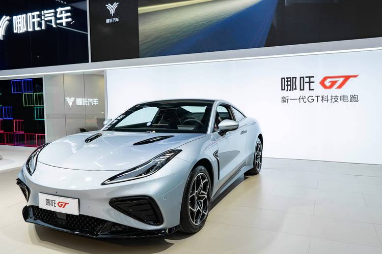 成都316哪吒汽车在智能汽车领域的表现，领途汽车在新能源汽车市场中的影响力